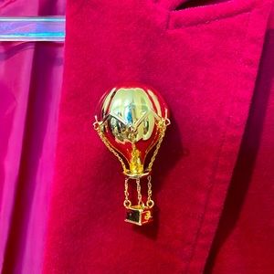 Gold Tone Hot Air Balloon Pin Complete With Moving Basket